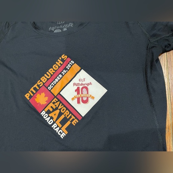 The North Face Black Graphic Tee - Picture 2 of 10